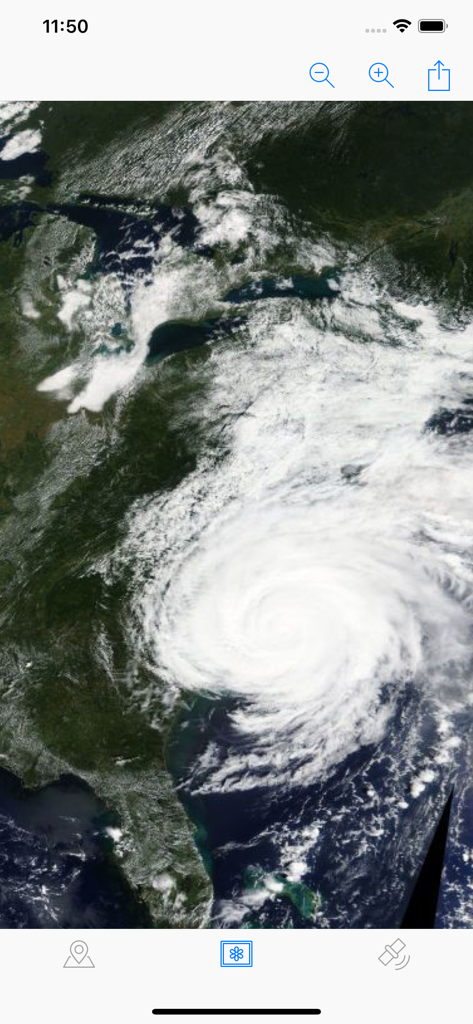 World Now - Echtzeit-NASA-Satellitenbild eines über der Ostküste wirbelnden Hurrikans in der World Now App-Oberfläche.