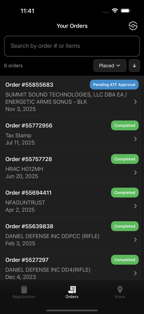 Un elenco di ordini di armi da fuoco e silenziatori nell'app Silencer Shop che mostra stati come In attesa di approvazione ATF e Completato