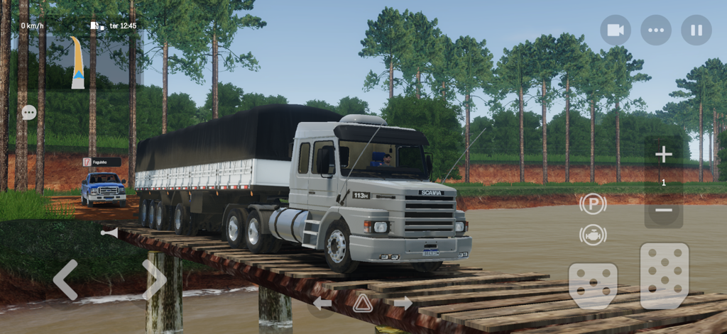 Global Truck Online - Un camión Scania blanco con un remolque largo cruzando un puente de madera sobre un río en Global Truck Online.