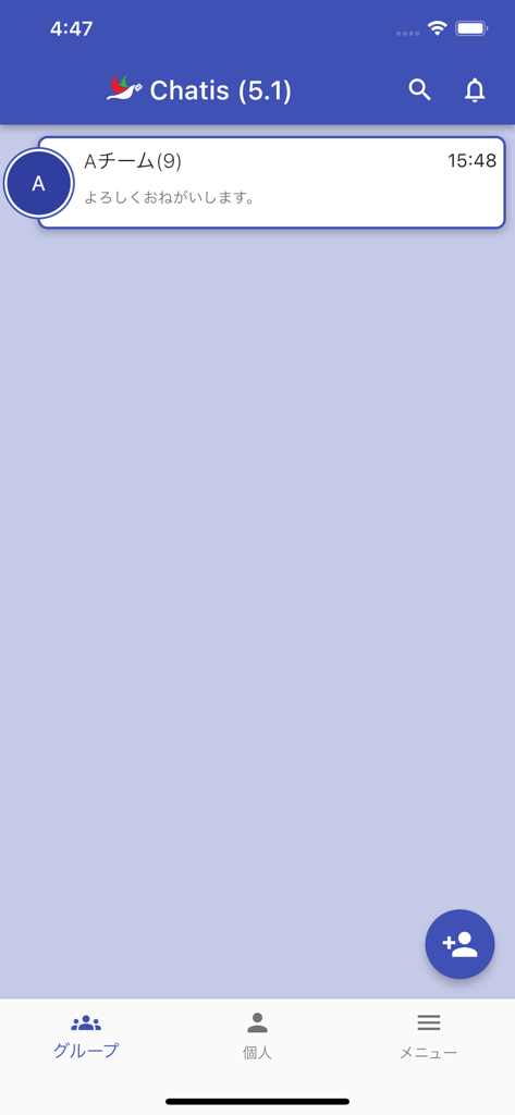 Interfaccia mobile dell'app Chatis che mostra un elenco di chat di gruppo e un menu di navigazione inferiore