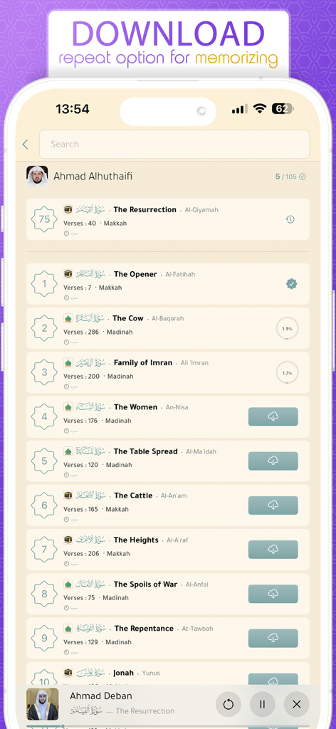 Interface do aplicativo Alcorão em Inglês mostrando uma lista de suratas com opções de download de áudio e um recurso de repetição para memorização.