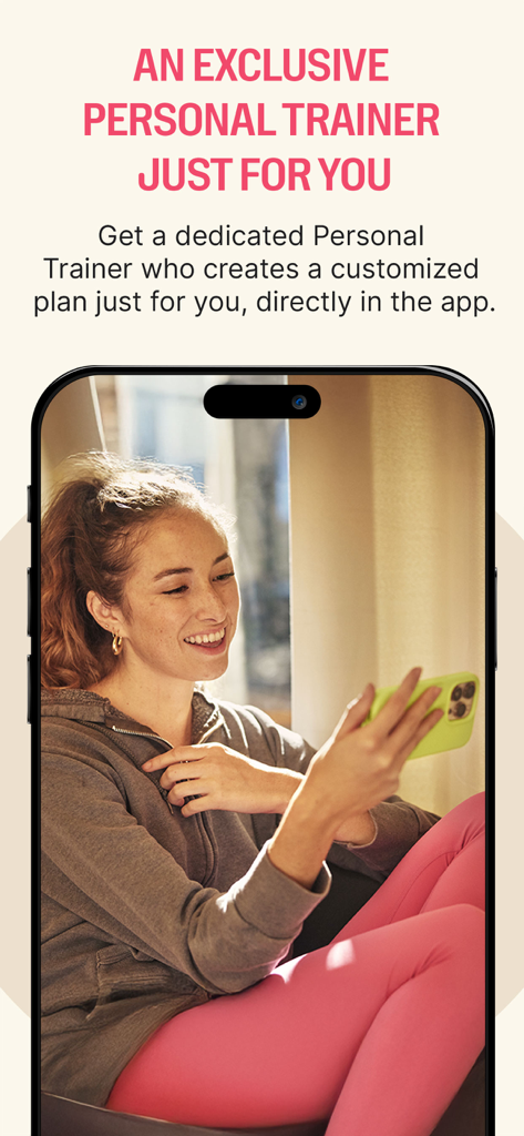 Trainiac by Wellhub - Uma mulher usando seu smartphone para acessar um plano de treino personalizado de um treinador no aplicativo Trainiac by Wellhub.
