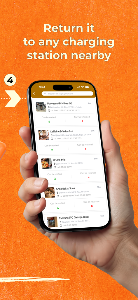 PowerRabbit: powerbank sharing - モバイルバッテリー返却用のPowerRabbitアプリのステーションリストを表示している電話を持つ手