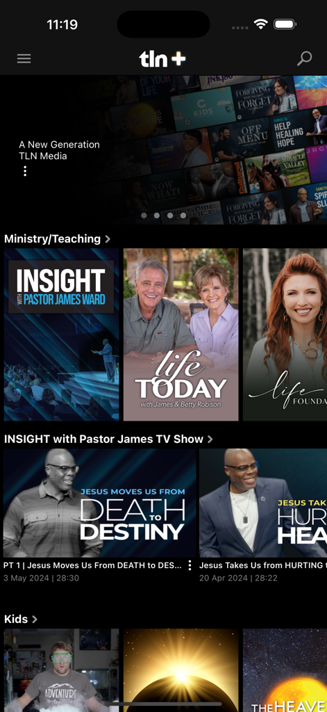 Pantalla de inicio de la aplicación de streaming cristiano TLN plus, con programas de enseñanza cristiana y categorías de contenido infantil.