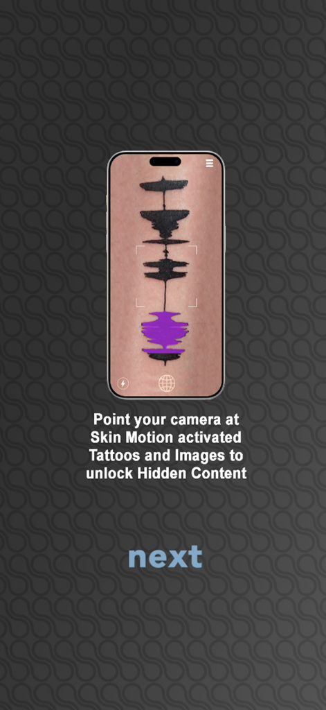 Un smartphone usando la app Skin Motion para escanear un tatuaje de onda sonora en un brazo para desbloquear contenido de audio.