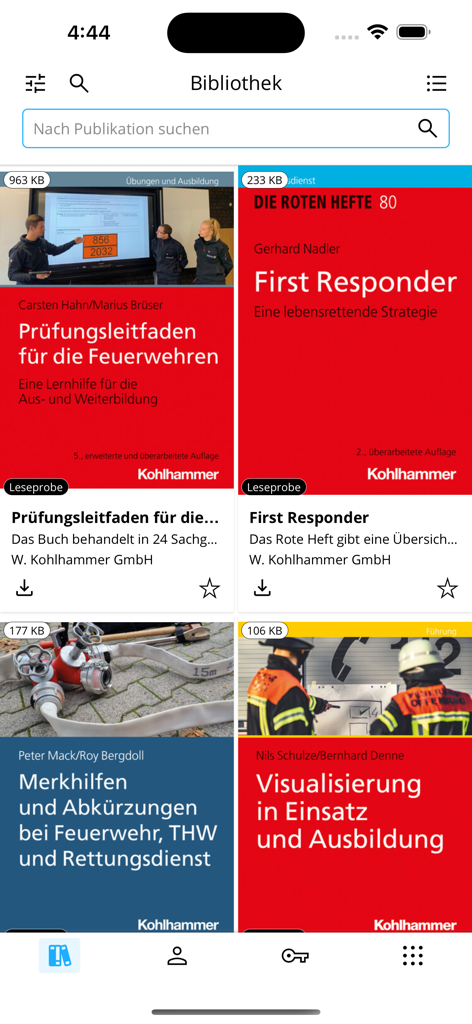Bildschirm der digitalen Bibliothek in der BRANDSchutz-App mit mehreren Publikationen zu Brandschutz und Notfalldiensten.