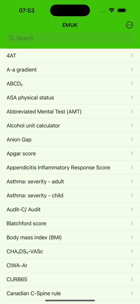 Una lista de sistemas de puntuación médica y calculadoras clínicas dentro de la interfaz de la aplicación móvil EMUk