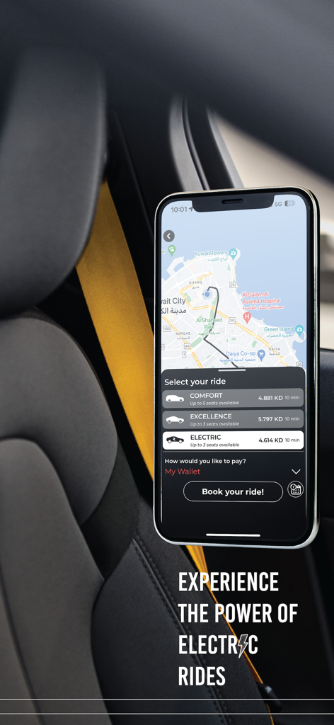 Ride Safe رايد سيف - Una pantalla de smartphone que muestra la aplicación Ride Safe con opciones de viaje que incluyen las categorías Comfort, Excellence y Electric sobre un mapa de la ciudad de Kuwait dentro del interior de un coche.