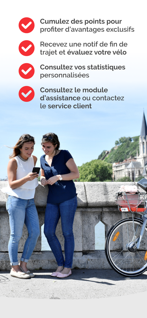 Vélo’v officiel - フランス、リヨンでVélo’vシェアサイクルアプリを使用している2人の女性。