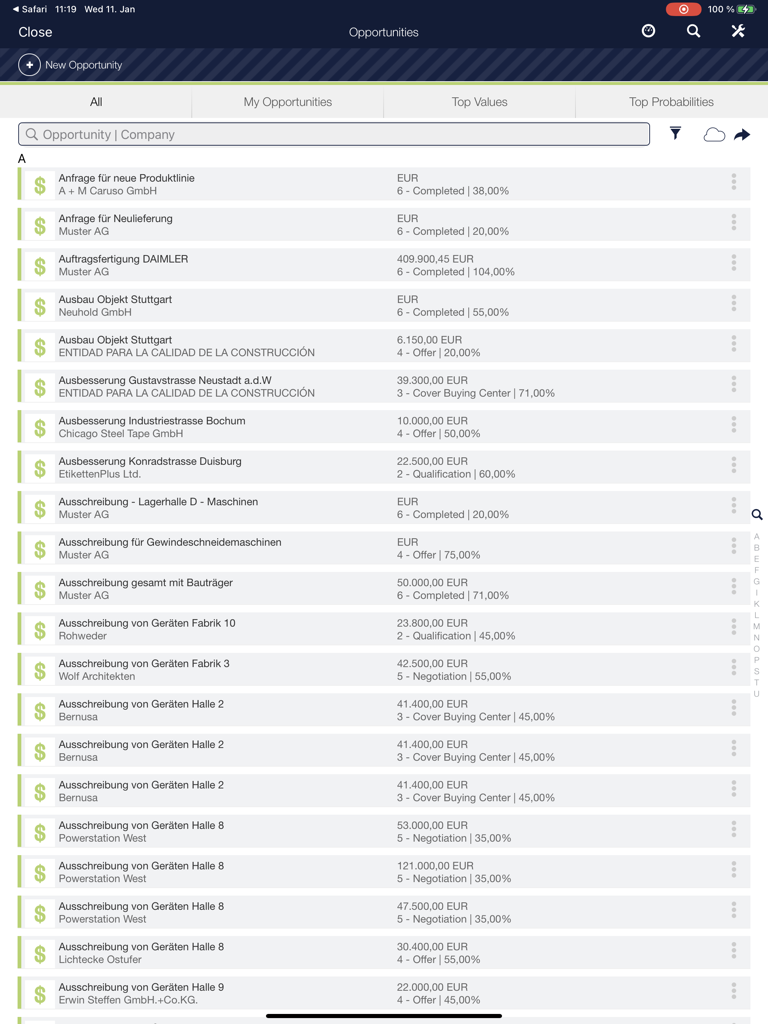 Liste des opportunités de vente dans l'application iPad CRMpad Legacy montrant les noms des clients, les valeurs des transactions et le statut d'avancement.