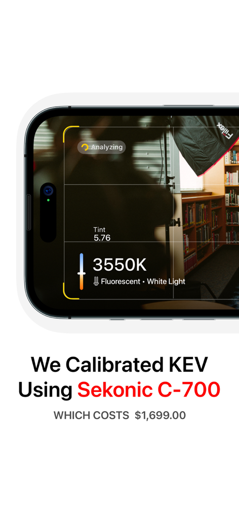 White Balance Meter AI - KEV - Pantalla de iPhone mostrando la aplicación KEV midiendo la temperatura de color a 3550K en un estudio