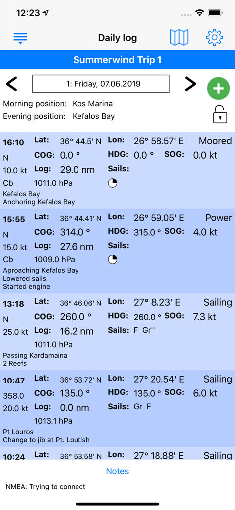 Interfaz de la aplicación Skippers Log que muestra entradas diarias de navegación con coordenadas GPS y datos de la embarcación