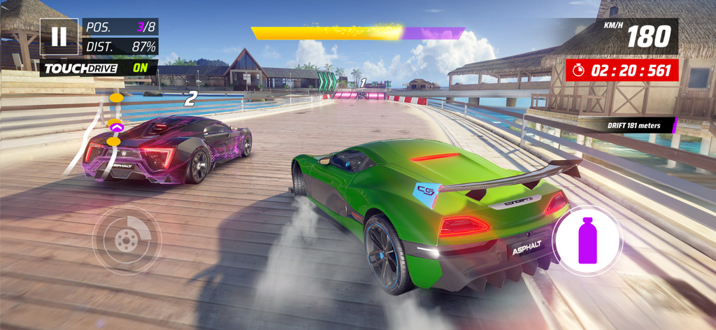 Asphalt Legends - Racing Game - 아스팔트 레전드 레이싱 게임의 열대 해안 트랙에서 드리프트하는 녹색 슈퍼카.