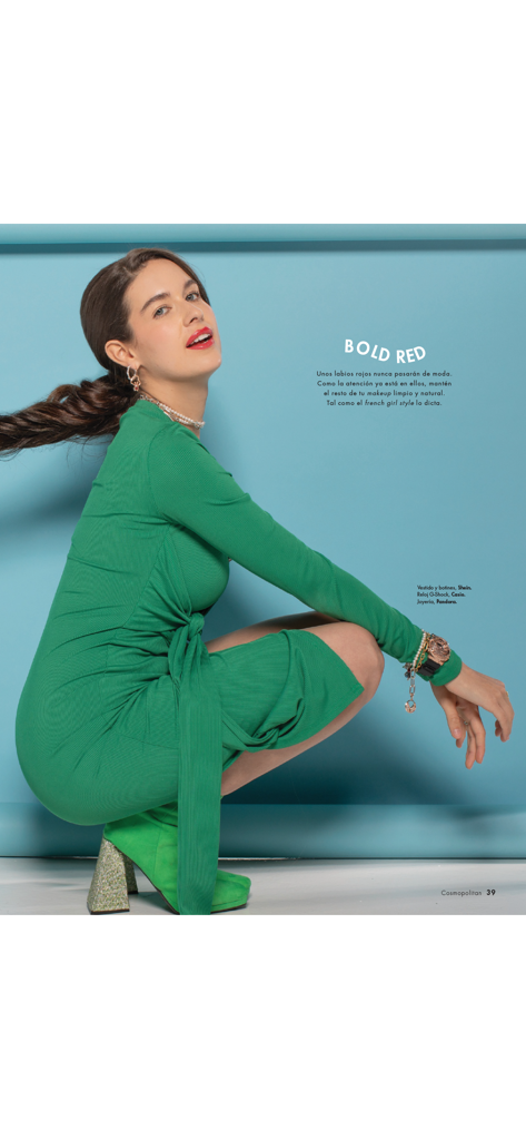 Mujer posando con un vestido verde para un reportaje de moda de la revista Cosmopolitan Mexico.