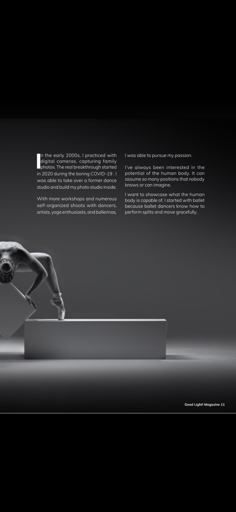 Una fotografia artistica in bianco e nero di una ballerina in una posa flessibile, presentata in un layout di rivista.