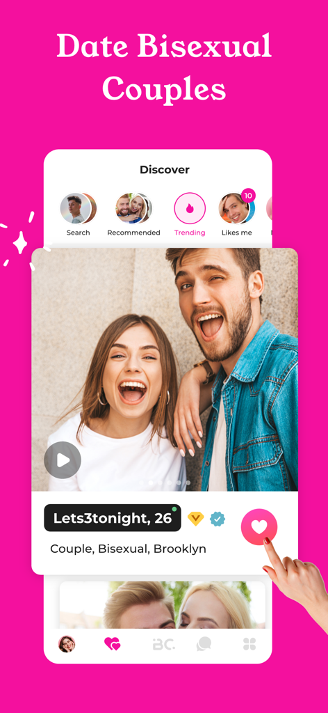 BiCupid: Date Singles, Couples - Interfaz de la app BiCupid mostrando el perfil de una pareja bisexual con un menú de descubrimiento y una mano tocando un ícono de corazón