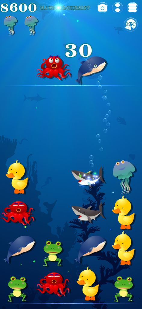 Pantalla de jugabilidad de Magic Alchemist Under the Sea que muestra coloridas criaturas marinas de dibujos animados como pulpos y tiburones en una cuadrícula de rompecabezas submarino.