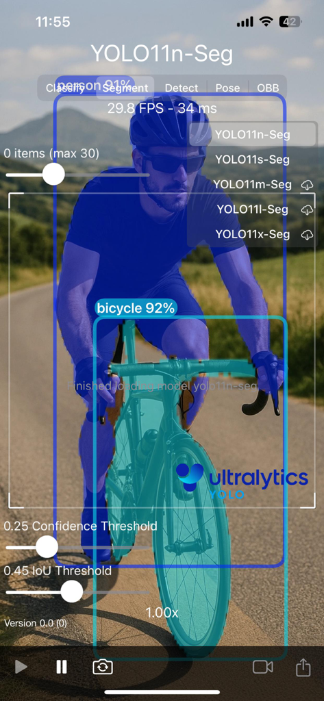 Ultralytics YOLO - Segmentação de objetos IA em tempo real de um ciclista e bicicleta no aplicativo móvel Ultralytics YOLO.