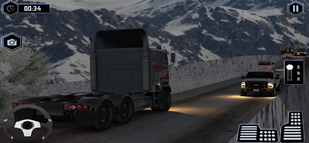 Off Road Drive Truck Simulator - Un camión grande circulando por una estrecha carretera de montaña por la noche con picos nevados al fondo