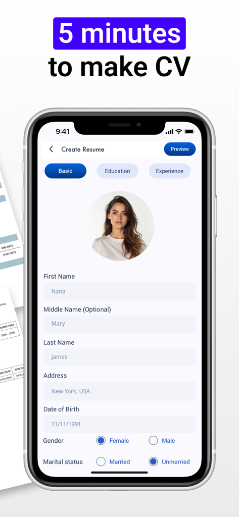 Resume Maker: CV Creator - Pantalla de la aplicación móvil que muestra un formulario básico de información personal para crear un currículum profesional en cinco minutos.