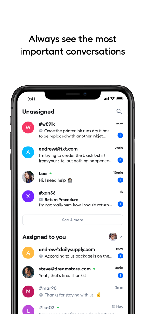 Tela do smartphone exibindo o painel de conversas do aplicativo Tidio com tópicos de chat de clientes não atribuídos e atribuídos