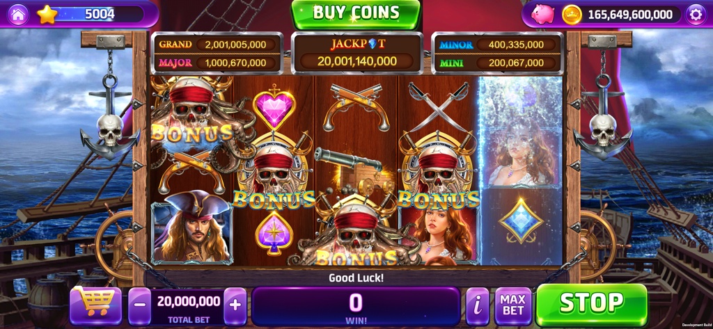 Cash Royal Casino - La interfaz de una máquina tragamonedas con temática de piratas en Cash Royal Casino que muestra símbolos de bonificación de calavera y varios totales de bote.