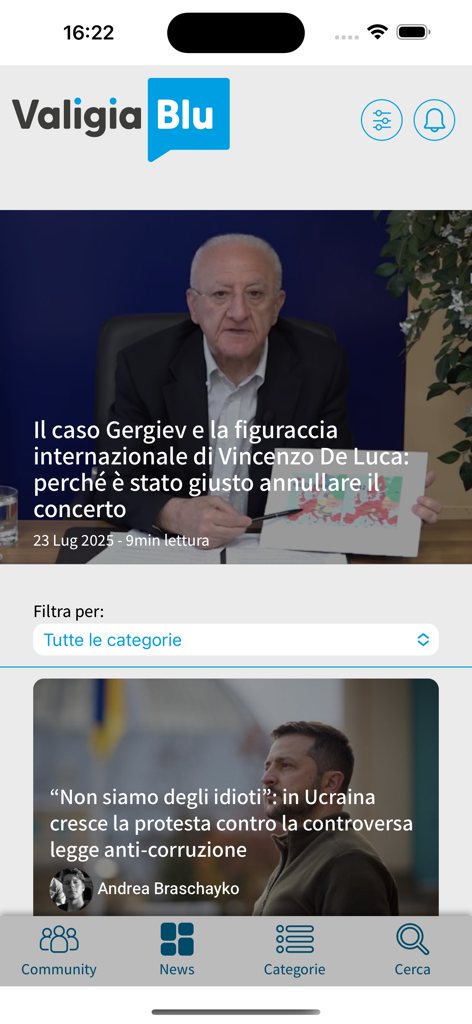 Valigia Blu Community - Valigia Blu mobile app news feed interface with Italian journalism articles