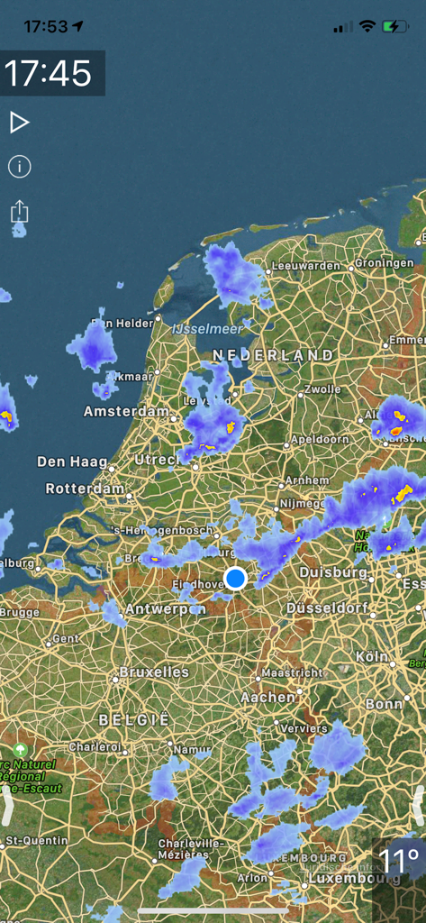 강수량 오버레이와 위치 추적이 있는 상세한 비 레이더 지도를 보여주는 모바일 인터페이스.