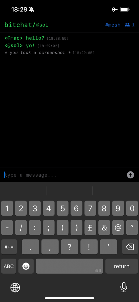 Interface de l'application bitchat mesh montrant une discussion cryptée hors ligne en mode sombre.