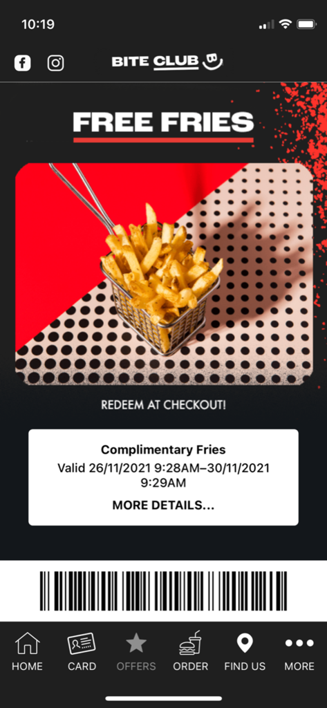 Aplicativo Burger Urge mostrando uma oferta Bite Club de batatas fritas grátis com um código de barras resgatável.