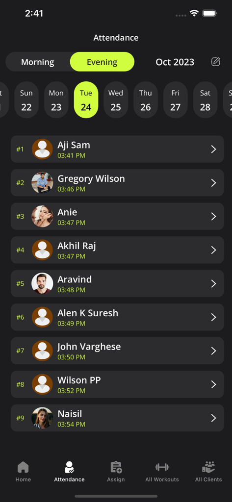stamm.fit: For Gyms & Clients - Panel de asistencia del gimnasio que muestra los nombres de los miembros y las horas de check-in en la aplicación stamm.fit.
