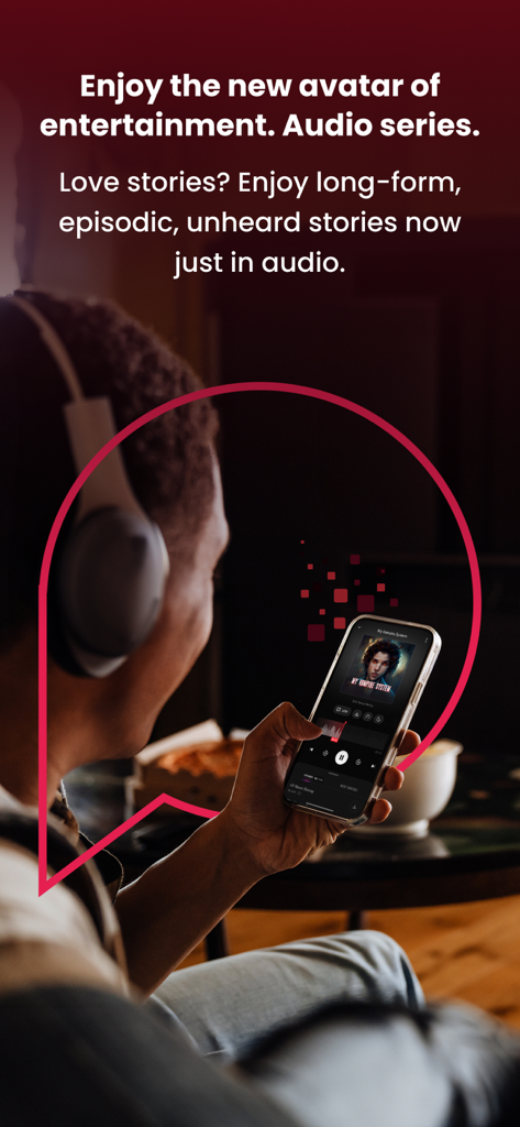 Un hombre con auriculares escuchando una historia de audio serializada en la aplicación móvil Pocket FM