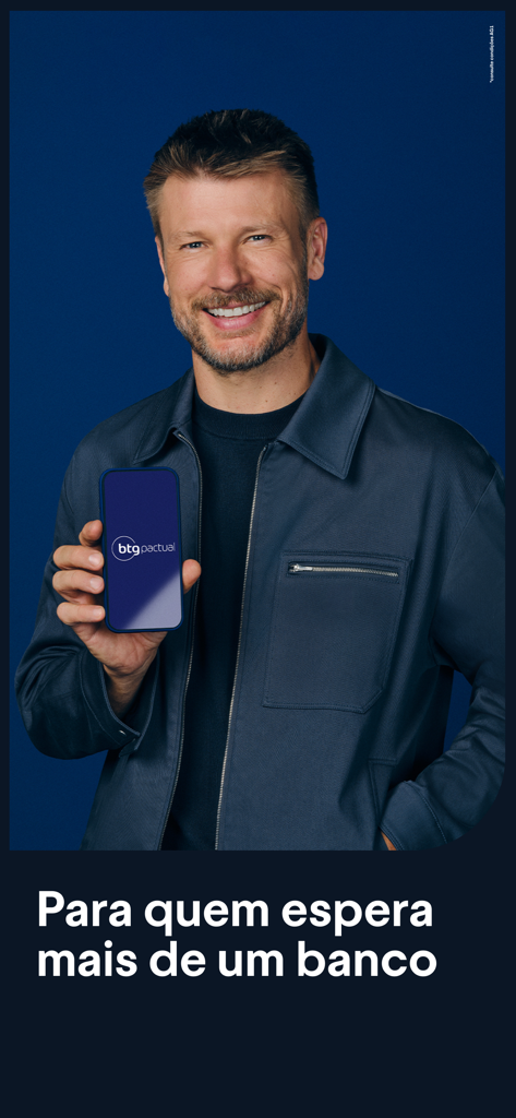 BTG Pactual Investimentos - A smiling man holding a smartphone with the BTG Pactual logo and the text Para quem espera mais de um banco.