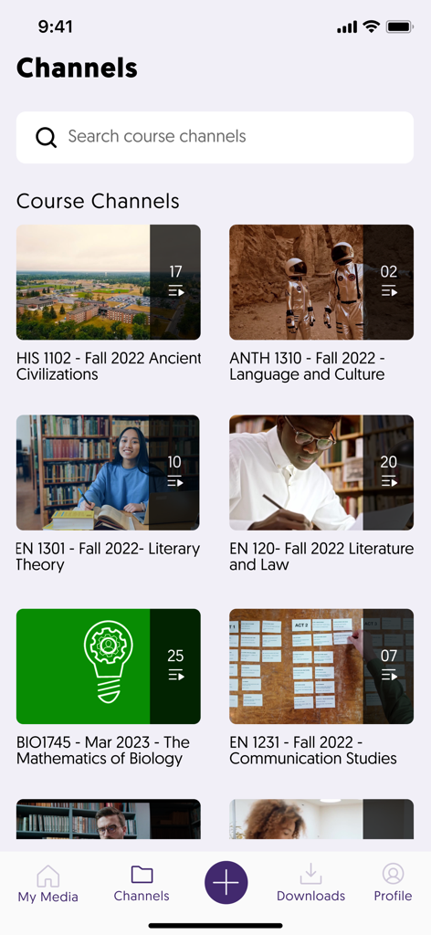 YuJa Lumina - Interface do aplicativo YuJa Lumina mostrando uma lista de canais de cursos acadêmicos com contagens de vídeos.