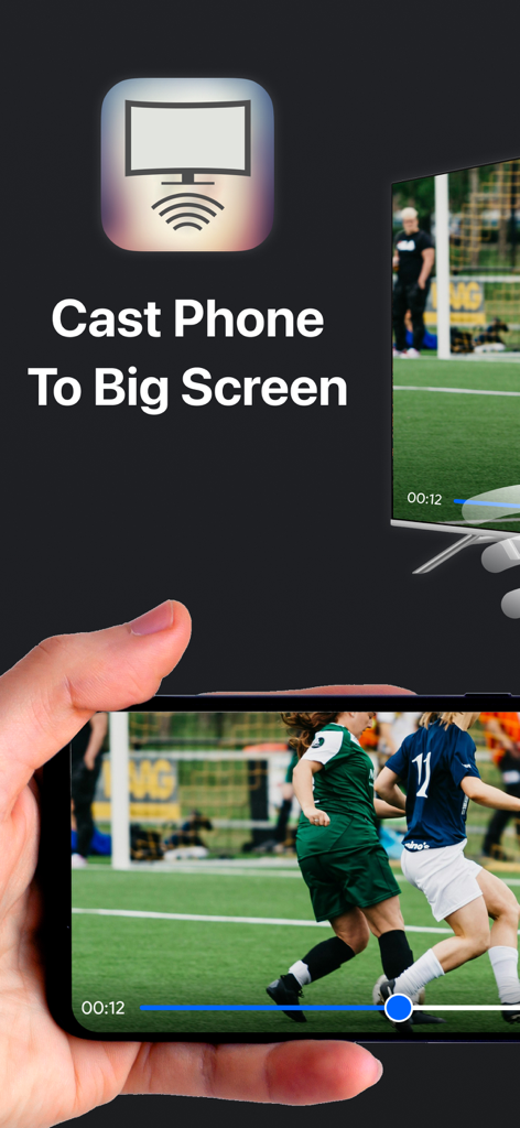 Una mano che tiene un iPhone che rispecchia una partita di calcio su un grande schermo di smart TV