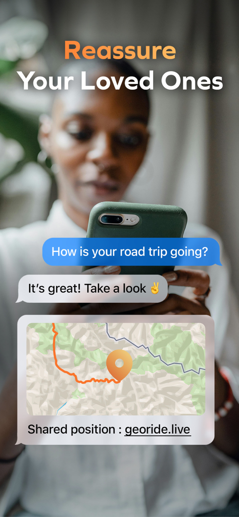 GeoRide - The Motorcycle App. - Una donna usa il suo telefono per condividere la sua posizione in tempo reale in moto su una mappa con la famiglia tramite un messaggio di testo.