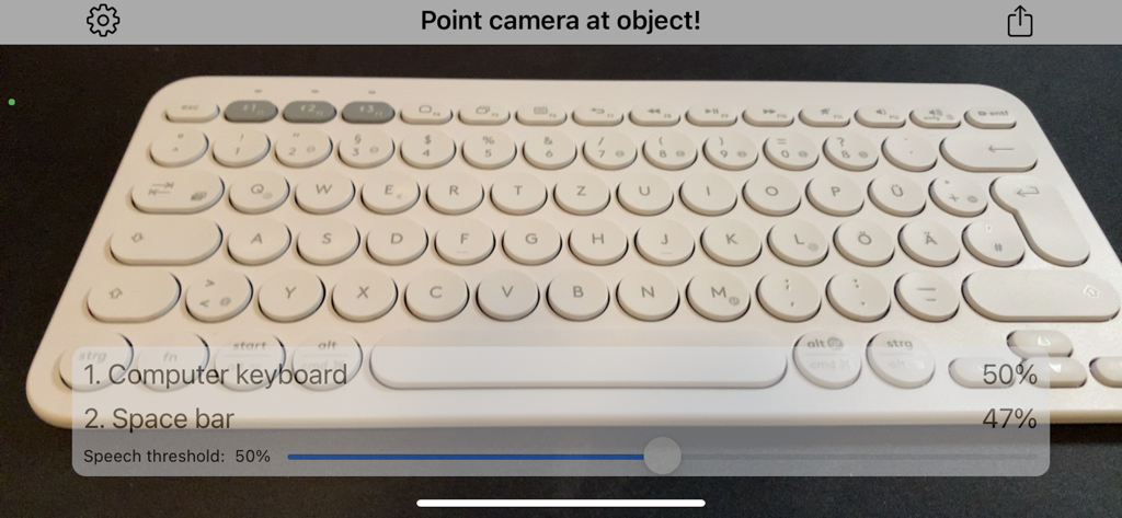 KI-Kamera-App-Oberfläche, die eine Computertastatur mit 50 Prozentiger Zuversicht identifiziert