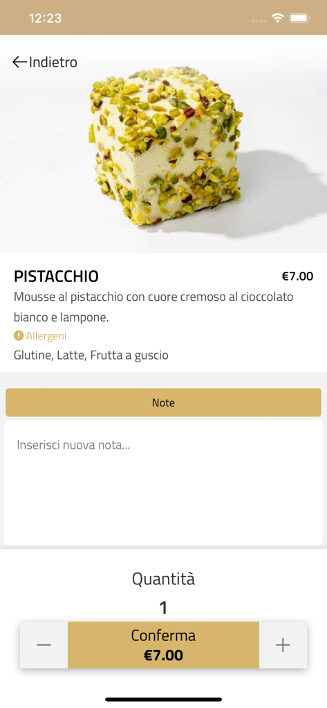 Un dessert quadrato di mousse al pistacchio con guarnizione di noci tritate sul menu dell'app mobile Found Restaurant