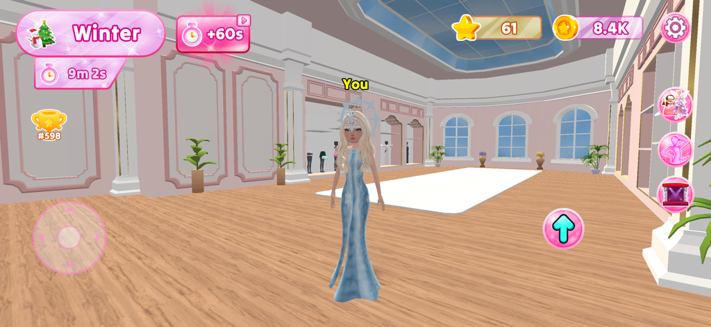 Dress Up Fashion Star - Un personaje estilo anime con un vestido de invierno azul parado en una pasarela