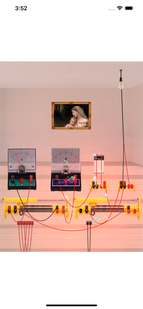 Ein virtuelles Elektroniklabor, das einen Stromkreis mit rot glühenden Drähten und analogen Messgeräten in der Ohm Law-App zeigt.