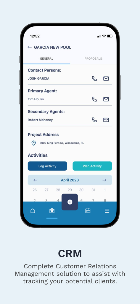 BidBuild 모바일 앱 CRM 인터페이스, 연락처 정보 및 프로젝트 추적을 포함한 새 수영장 건설 프로젝트 세부 정보 표시