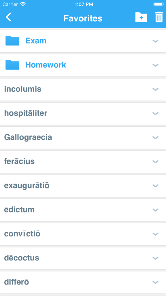 Collins Latin Dictionary - La pantalla de favoritos de la aplicación Collins Diccionario de Latín que muestra carpetas personalizadas para exámenes y deberes con una lista de palabras latinas guardadas.