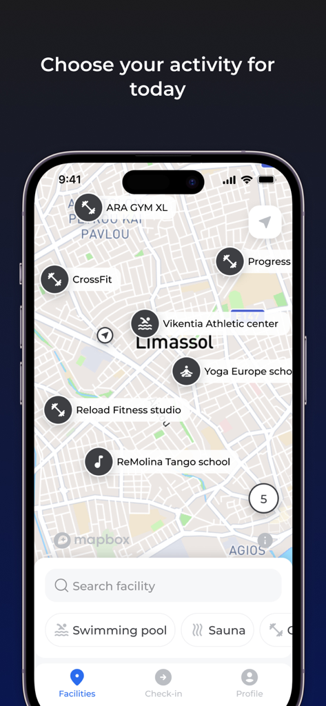 Interfaz de mapa de la aplicación Sportbenefit que muestra varios gimnasios, estudios de yoga y centros de fitness cercanos disponibles para reservar.