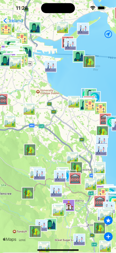 Iceland Travel Guide - Una visualización de mapa interactivo de la aplicación Guía de Viaje de Islandia que muestra varios iconos de atracciones turísticas y puntos de referencia