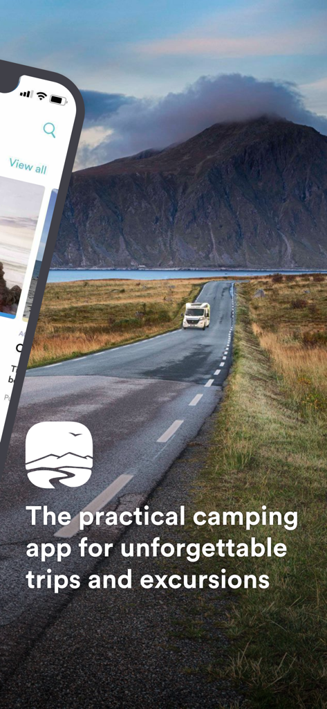 FREEONTOUR Camping App - Ein Wohnmobil fährt auf einer malerischen Straße mit einem Berg im Hintergrund und dem Freeontour App-Logo.