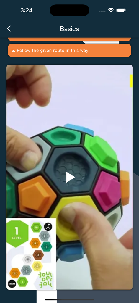 Vidéo en gros plan montrant des mains s'exerçant sur une voie d'escalade sur un Boulderball physique avec une superposition de carte de voie numérique.