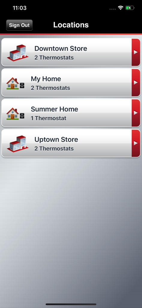 Interface de l'application Total Connect Comfort montrant une liste d'emplacements gérés, y compris des propriétés résidentielles et commerciales avec le nombre de thermostats.