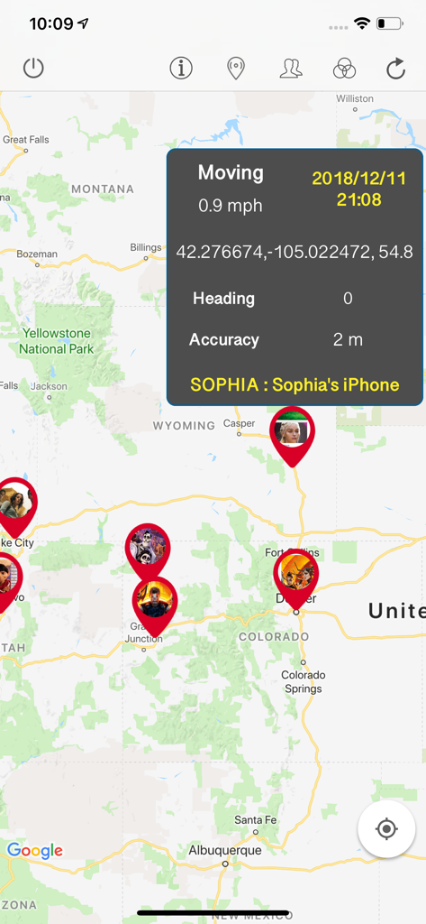 Una vista de mapa que muestra las ubicaciones de varios miembros de la familia con una superposición de datos detallada para el iPhone de Sophia, incluyendo velocidad y coordenadas GPS.