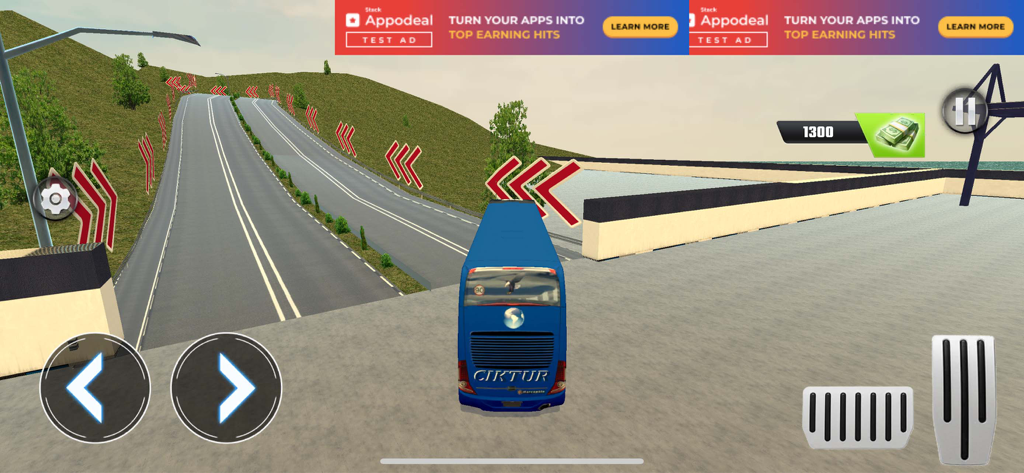 Coach Bus Simulator Driving 3D - Autobús de pasajeros azul conduciendo en una sinuosa carretera de montaña con controles del juego en pantalla