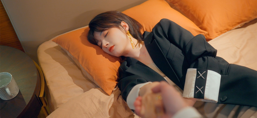 怦然心动的瞬间-轻科幻真人互动恋爱影游 - A first person perspective of holding hands with a woman sleeping on a bed in a live action dating simulator